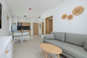Jasny Apartament z Jedną Sypialnią w Dąbkach Tuż przy Plaży z Parkingiem by Noclegi Renters